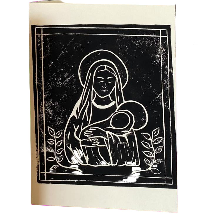 Handgemachte Linoldruckkarte mit Darstellung von Maria und dem Jesuskind. In zwei Varianten erhältlich: schwarzer Druck auf Naturpapier und brauner Druck auf hellem Karton. Minimalistisches, religiös inspiriertes Motiv mit zarten Blattornamenten, ideal als Weihnachtskarte oder spirituelle Grusskarte.
