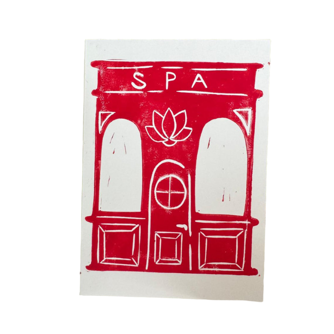 Handgemachte Linoldruckkarte mit rotem Spa-Motiv auf naturweissem Hintergrund. Darstellung einer stilisierten Fassade mit Tür, Fenstern und Lotusblume. Minimalistisches, modernes Design – ideal als Grusskarte oder Geschenk für Wellnessliebhaber.